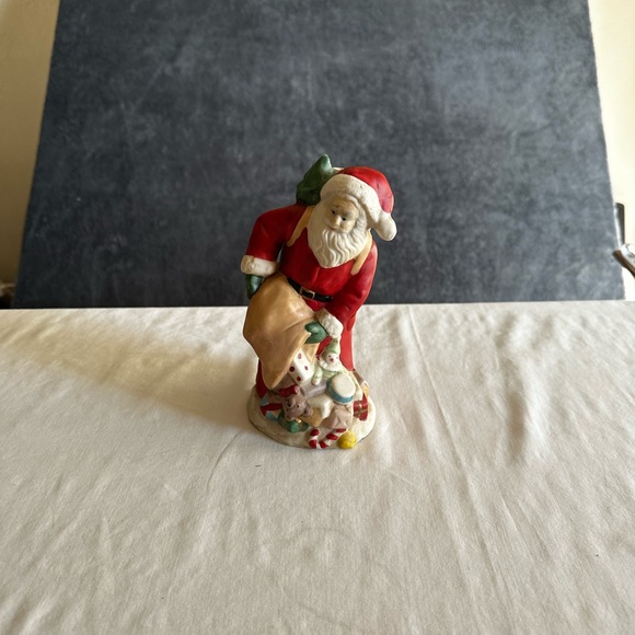 VINTAGE SANTA CLAUS HOLDING A BAG FULL OF GIFTS CERAMIC 7 1/2 “ - Picture 8 of 13
